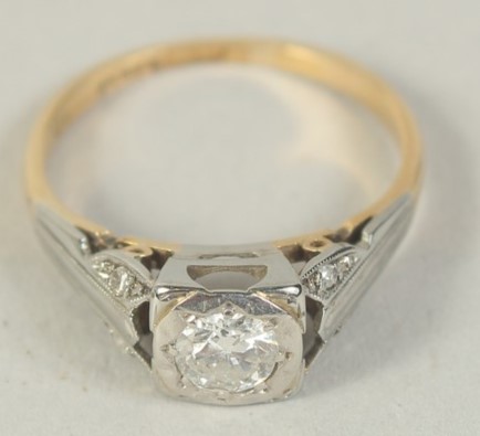 AN 18CT GOLD AND PLATINUM EDWARDIAN DIAMOND SINGLE STONE RING.