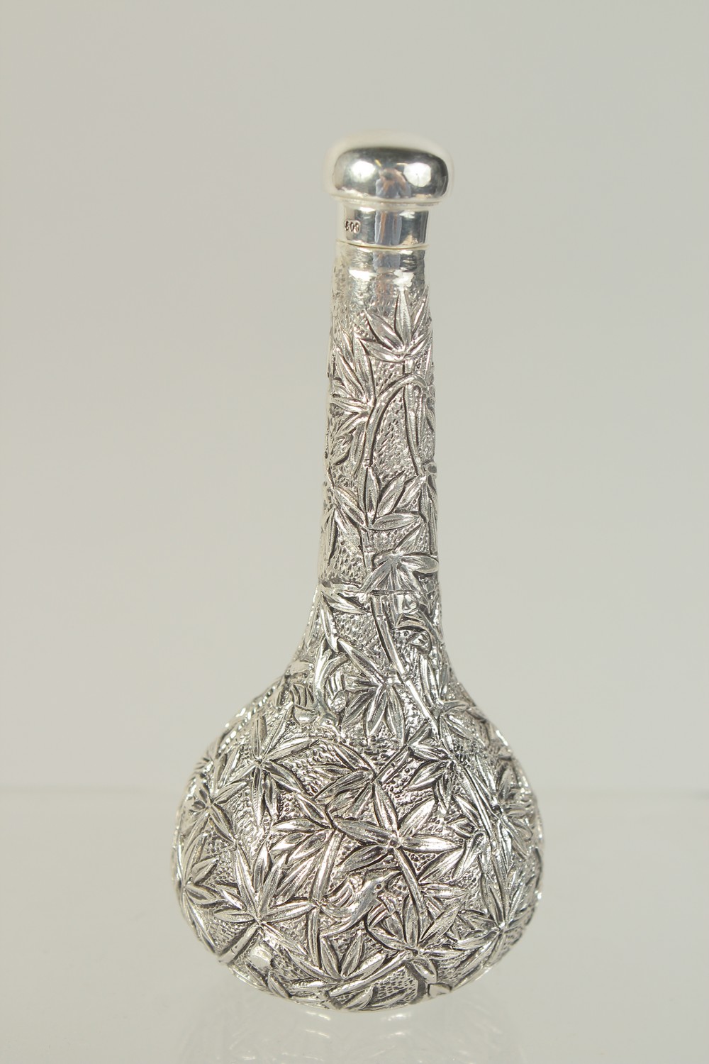 A SMALL ORIENTAL PERFUME BOTTLE 4ins - Image 3 of 4