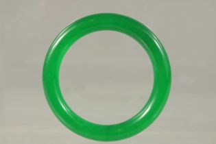 AN APPLE GREEN BANGLE. 8.5cms.