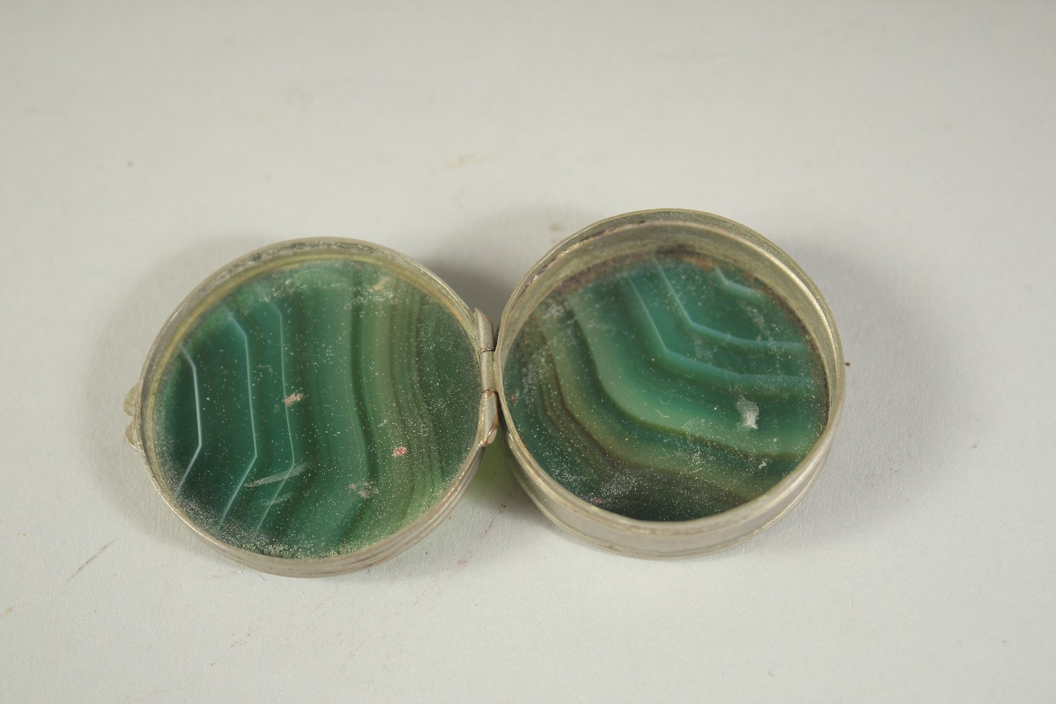 A CIRCULAR AGATE PILL BOX , lacquer oval brooch and a jade bracelet. (3). - Image 5 of 5