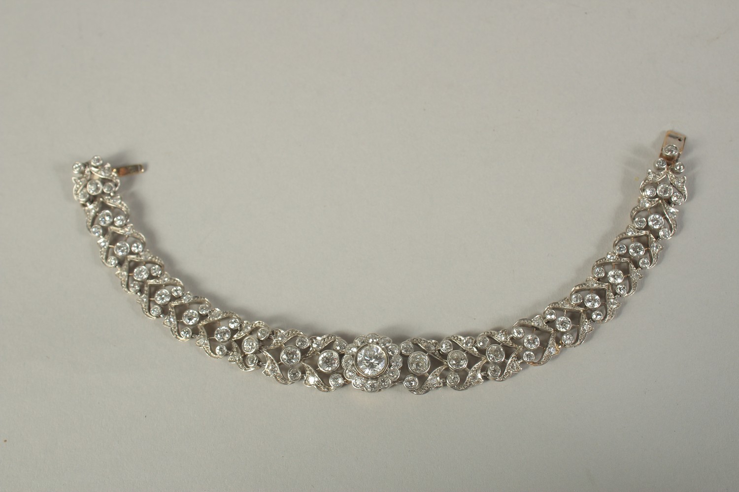 A SUPERB DIAMOND BRACELET set with approx. 7carats of diamonds, with a central stone as a cluster, - Image 4 of 5