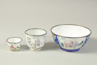 THREE CHINESE ENAMELLED ITEMS, comprising a bowl, a cup, and a smaller cup, (3).