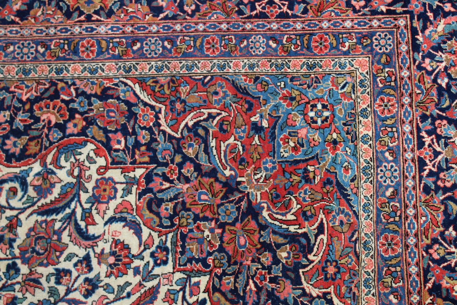 A VERY LARGE AND FINE EARLY 20TH CENTURY PERSIAN KASHAN CARPET. W268cm x L358cm - Image 4 of 5