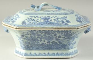 A CHINESE BLUE AND WHITE PORCELAIN TUREEN AND COVER, with two moulded beast-head handles and foliate