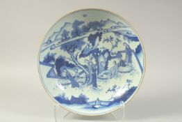 A LARGE CHINESE BLUE AND WHITE PORCELAIN DISH, painted with a mountainous landscape scene of figures