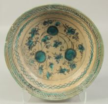 A LARGE 14TH-15TH CENTURY PERSIAN TIMURID GLAZED POTTERY CHARGER, 35cm diameter.