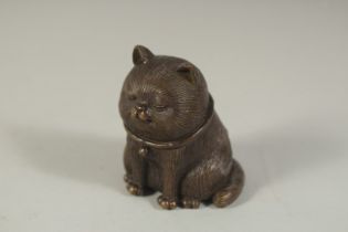 A BRONZE OKIMONO OF A CAT, 6cm high.