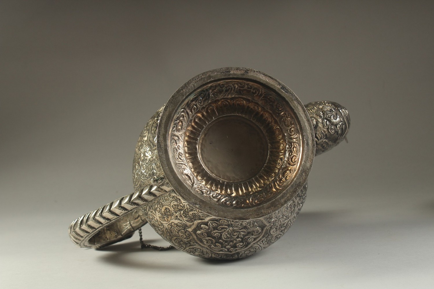 A LARGE CHINESE EMBOSSED AND ENGRAVED WHITE METAL LIDDED JUG, possibly low grade silver, decorated - Image 14 of 14