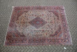 A VERY LARGE AND FINE EARLY 20TH CENTURY PERSIAN KASHAN CARPET. W268cm x L358cm