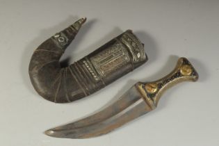 A 19TH CENTURY ARAB OMANI OR YEMINI HORN HILTED WHITE METAL MOUNTED CHILD'S JAMBIYA DAGGER, 23cm