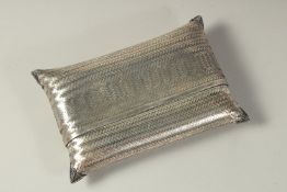 A FINE EARLY 20TH CENTURY BURMESE OR THAI WOVEN SOLID SILVER PURSE, 17.5cm wide.