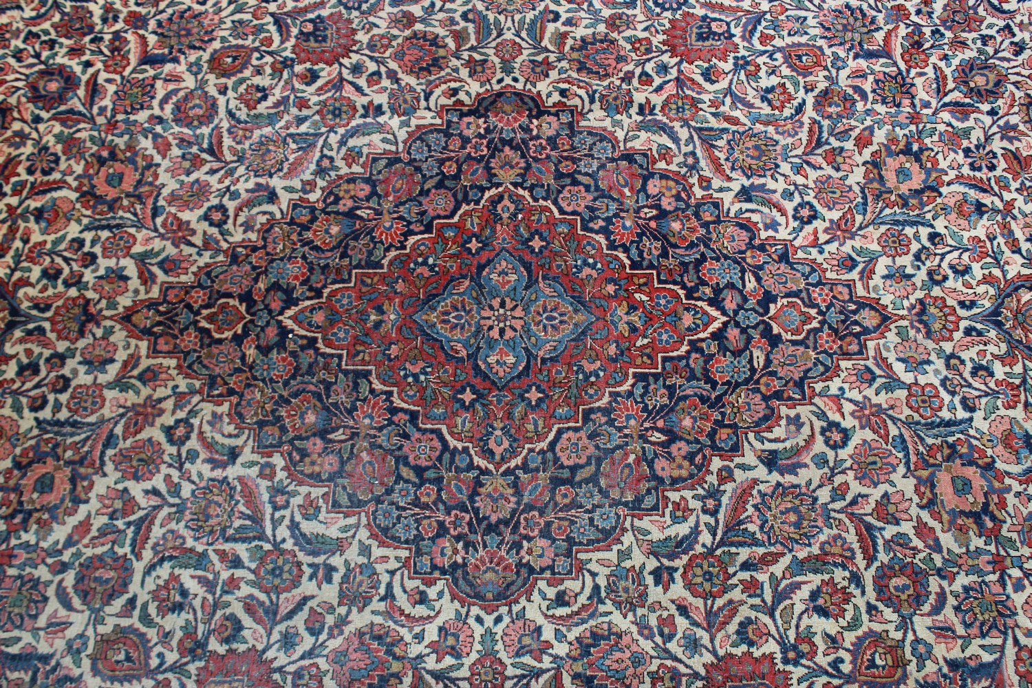 A VERY LARGE AND FINE EARLY 20TH CENTURY PERSIAN KASHAN CARPET. W268cm x L358cm - Image 2 of 5