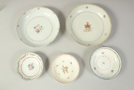 A COLLECTION OF FIVE CHINESE PORCELAIN DISHES, (5).