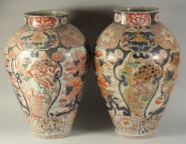 A VERY LARGE PAIR OF 18TH CENTURY JAPANESE ARITA IMARI PORCELAIN JARS AND COVERS, painted with
