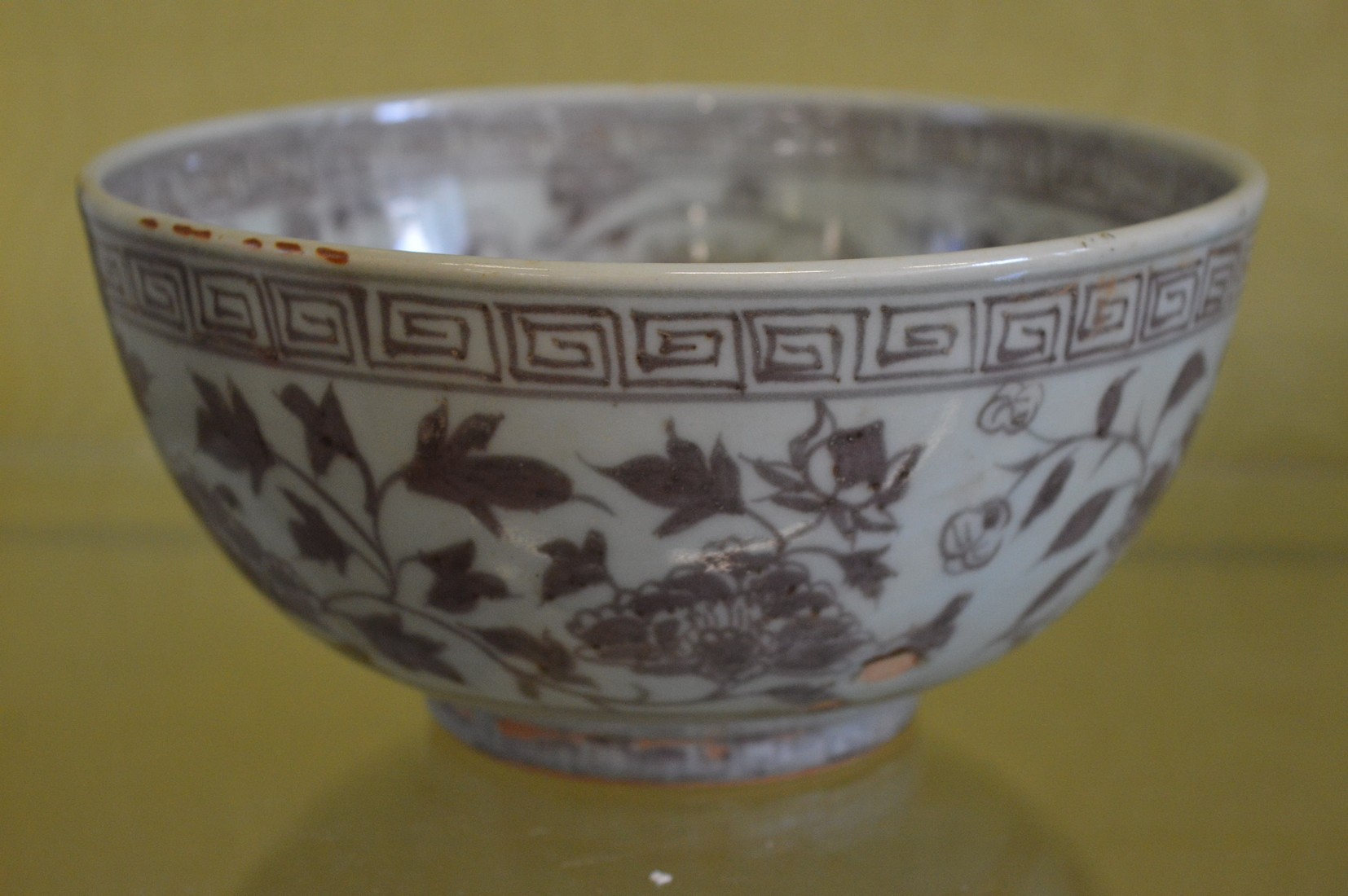 A Chinese circular bowl with floral decoration.