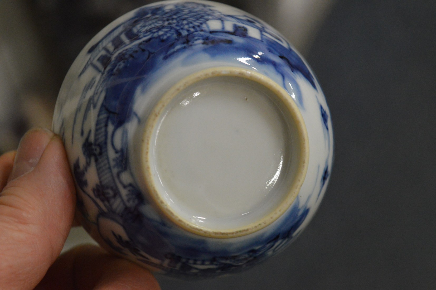 A Chinese blue and white baluster shaped vase and two tea bowls. - Image 6 of 6