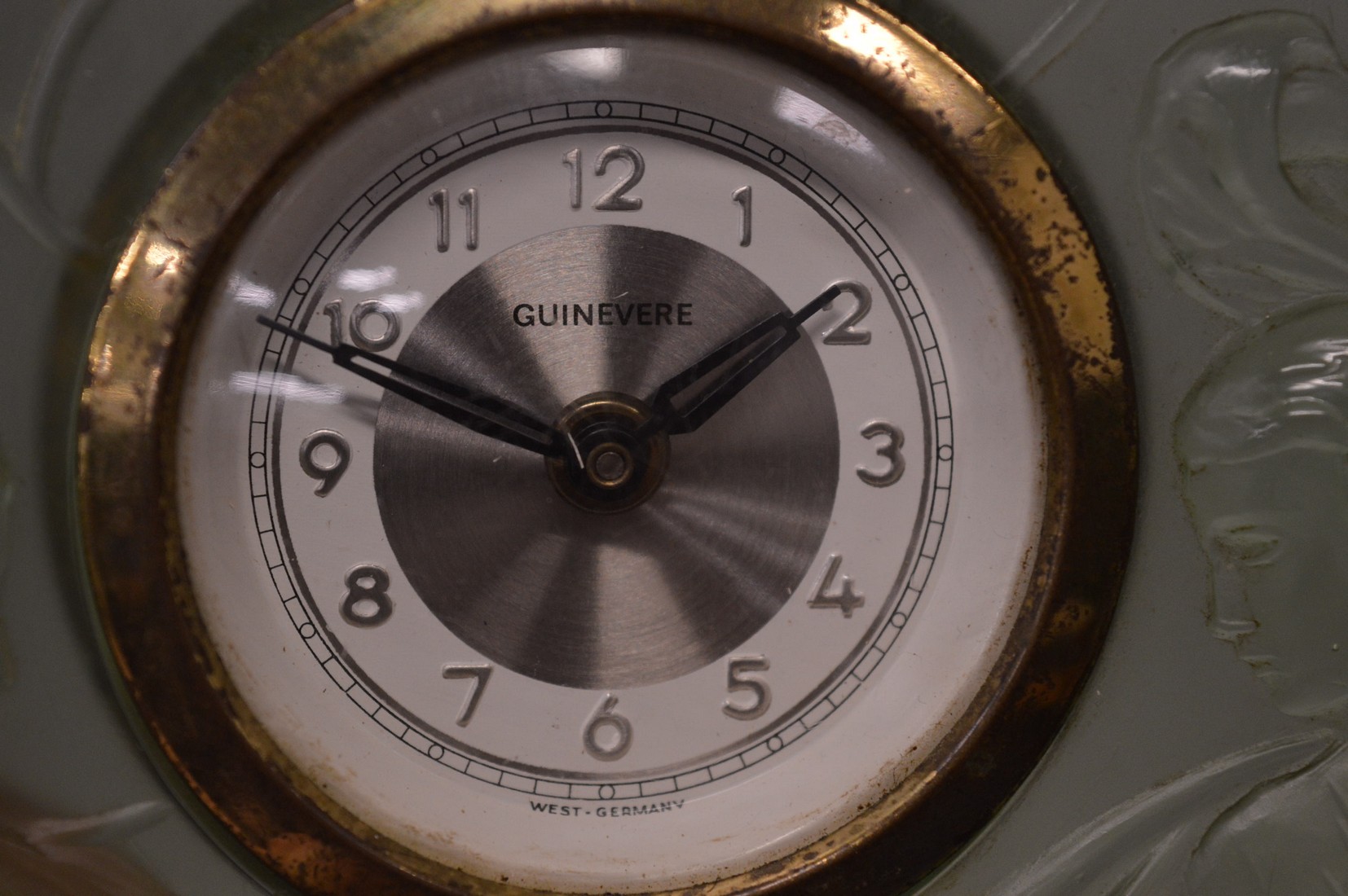 An Art Deco green glass mantle clock in the manner of Lalique. - Image 2 of 3