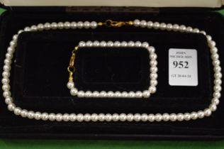 A pearl necklace with matching bracelet, boxed.