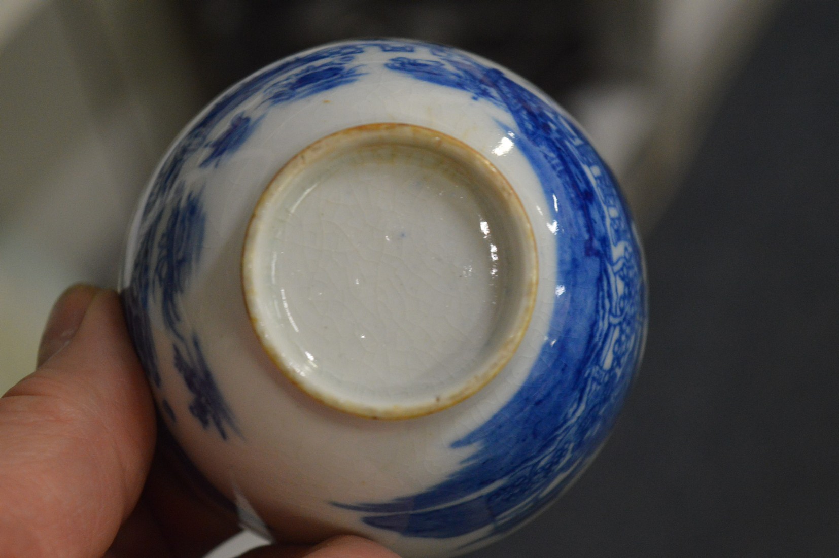 A Chinese blue and white baluster shaped vase and two tea bowls. - Image 5 of 6