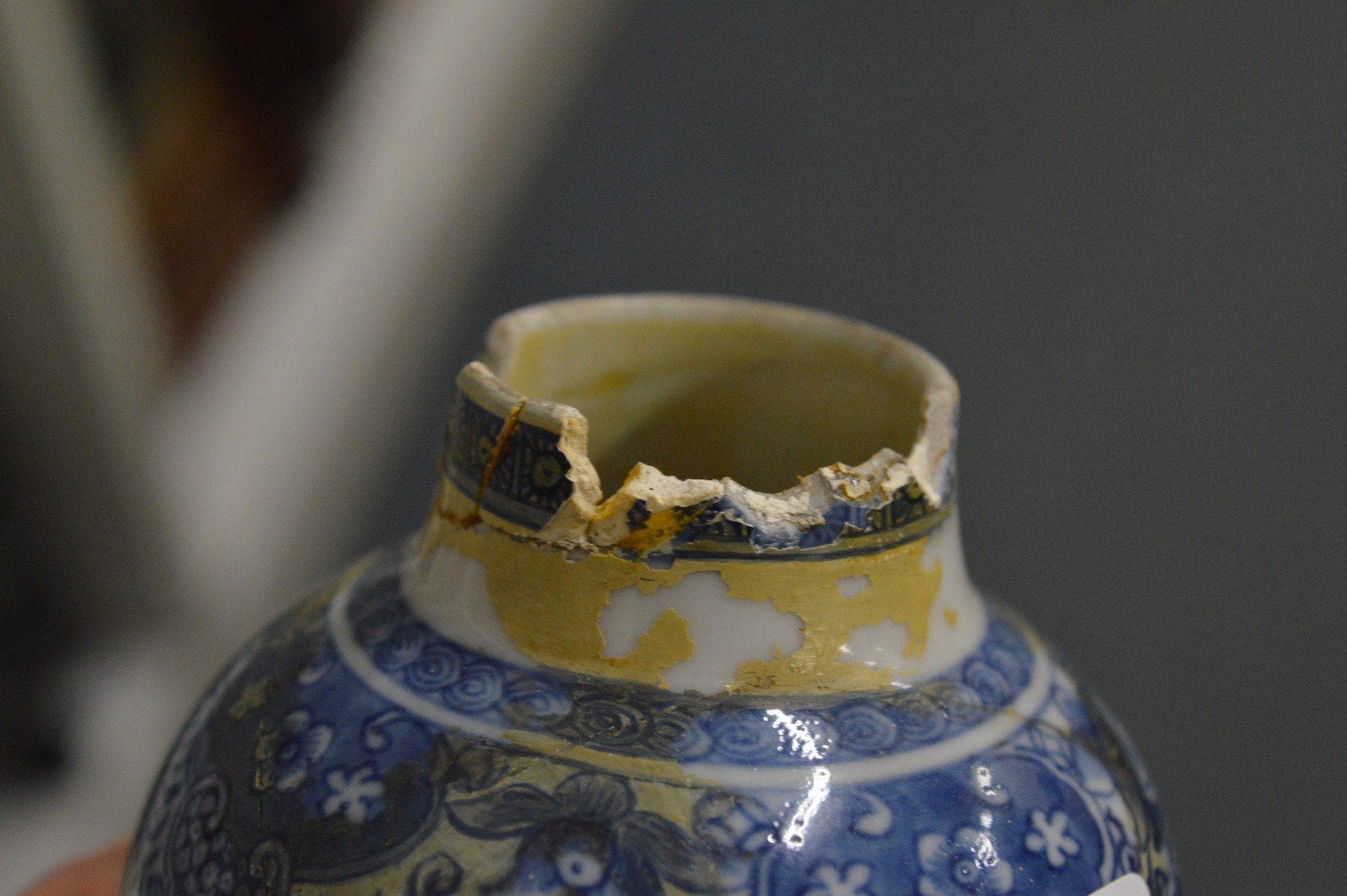 A Chinese blue and white baluster shaped vase and two tea bowls. - Image 3 of 6