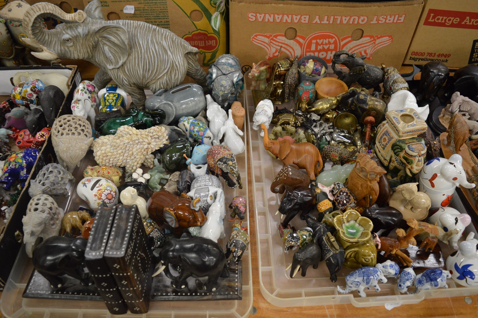 A very large collection of elephants comprising wooden, porcelain, glass and other elements. - Image 3 of 4