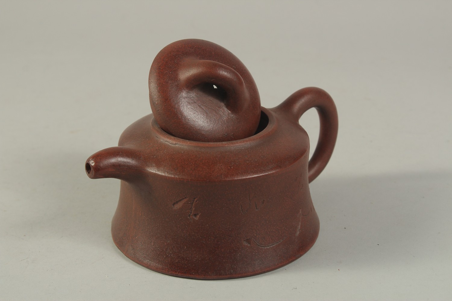 A CHINESE YIXING TEAPOT, with impressed mark to inner lid and base. - Image 3 of 4