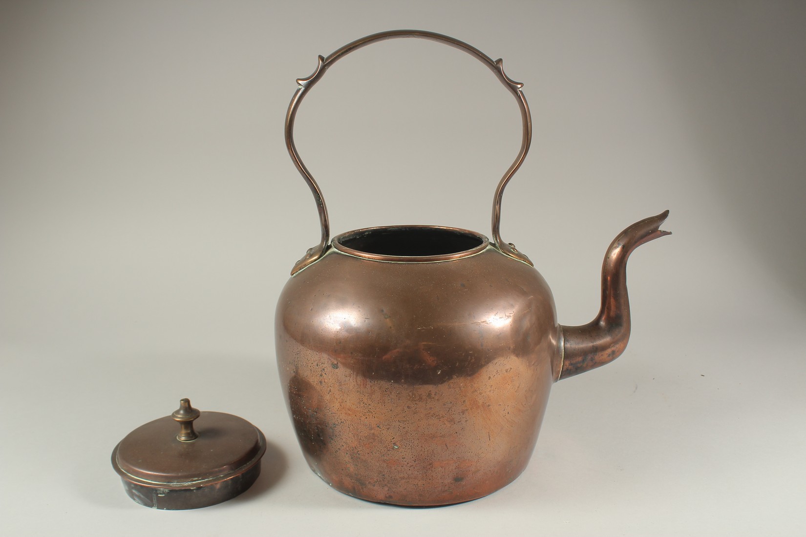 A LARGE COPPER KETTLE. - Image 4 of 4