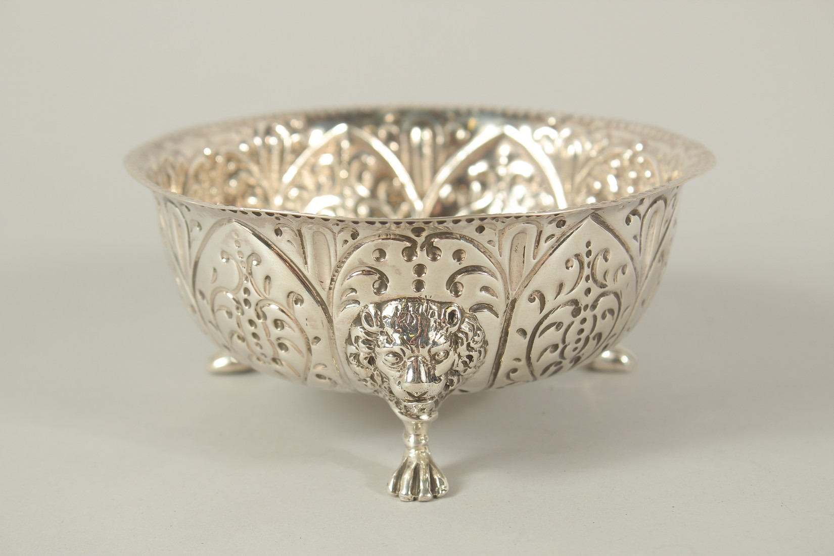 A VICTORIAN CIRCULAR SUGAR BOWL with repousse decoration. 5ins diameter. London 1891. - Image 2 of 4