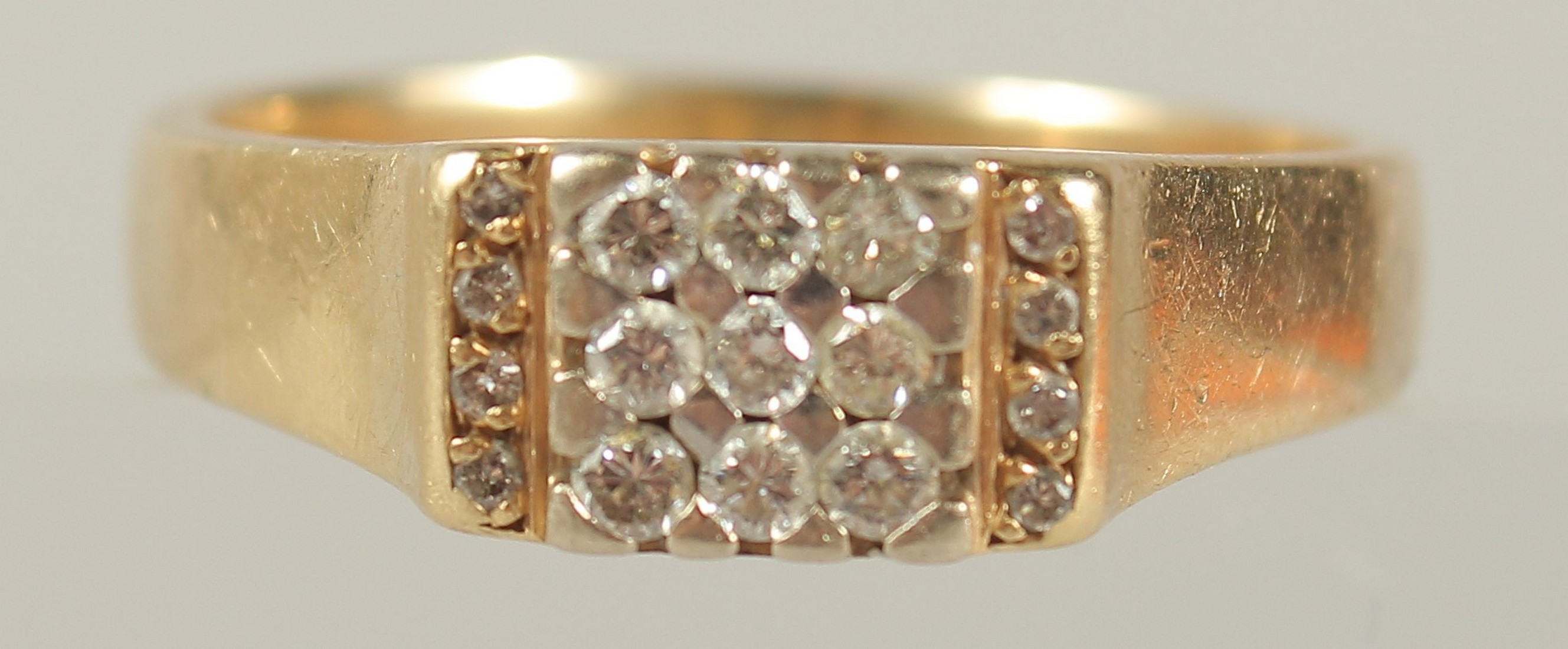 A GENTLEMAN'S 18CT GOLD AND DIAMOND SET RING.