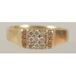 A GENTLEMAN'S 18CT GOLD AND DIAMOND SET RING.