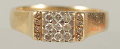 A GENTLEMAN'S 18CT GOLD AND DIAMOND SET RING.