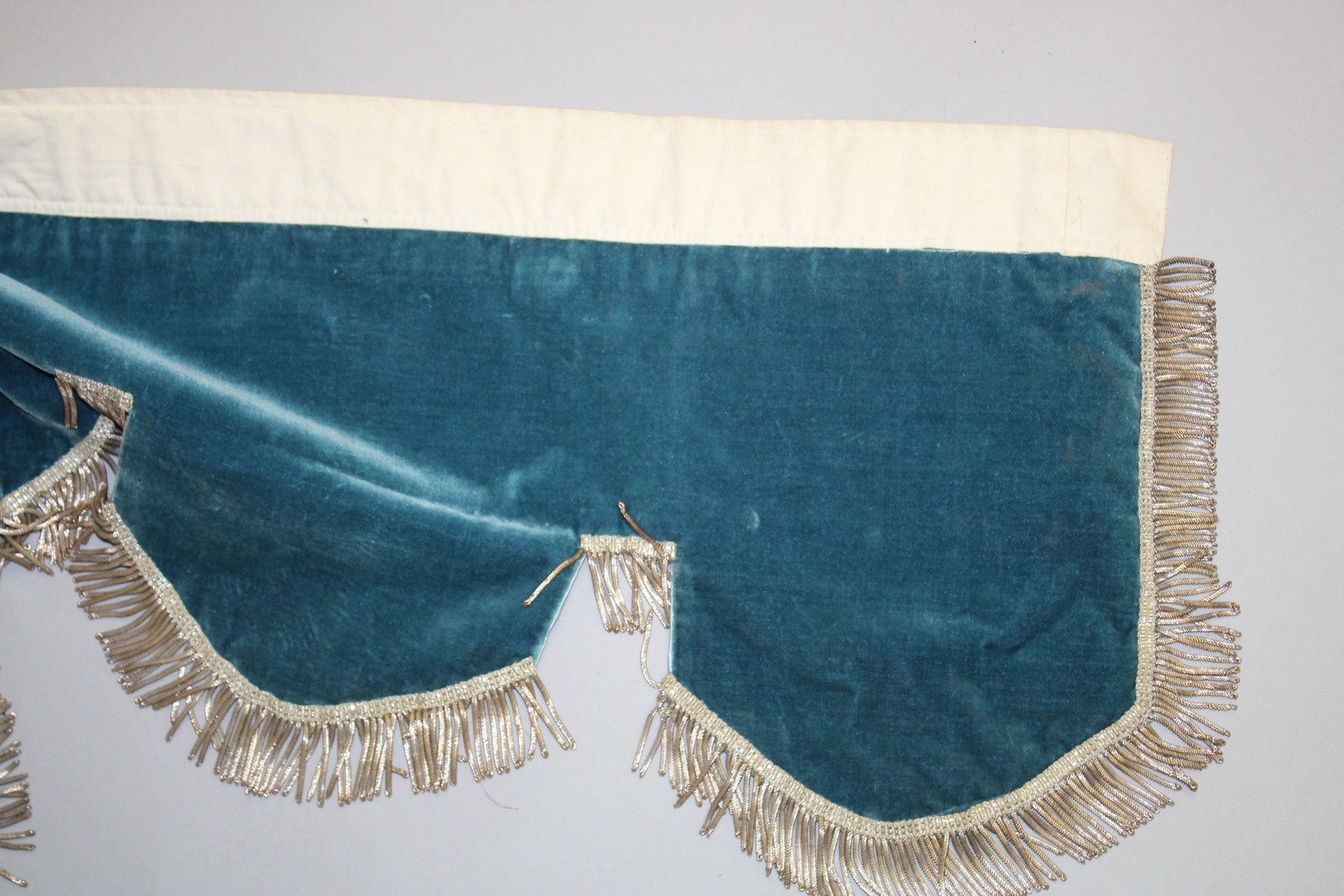 A FINELY EMBROIDERED BLUE VELVET BED HANGING. - Image 8 of 9