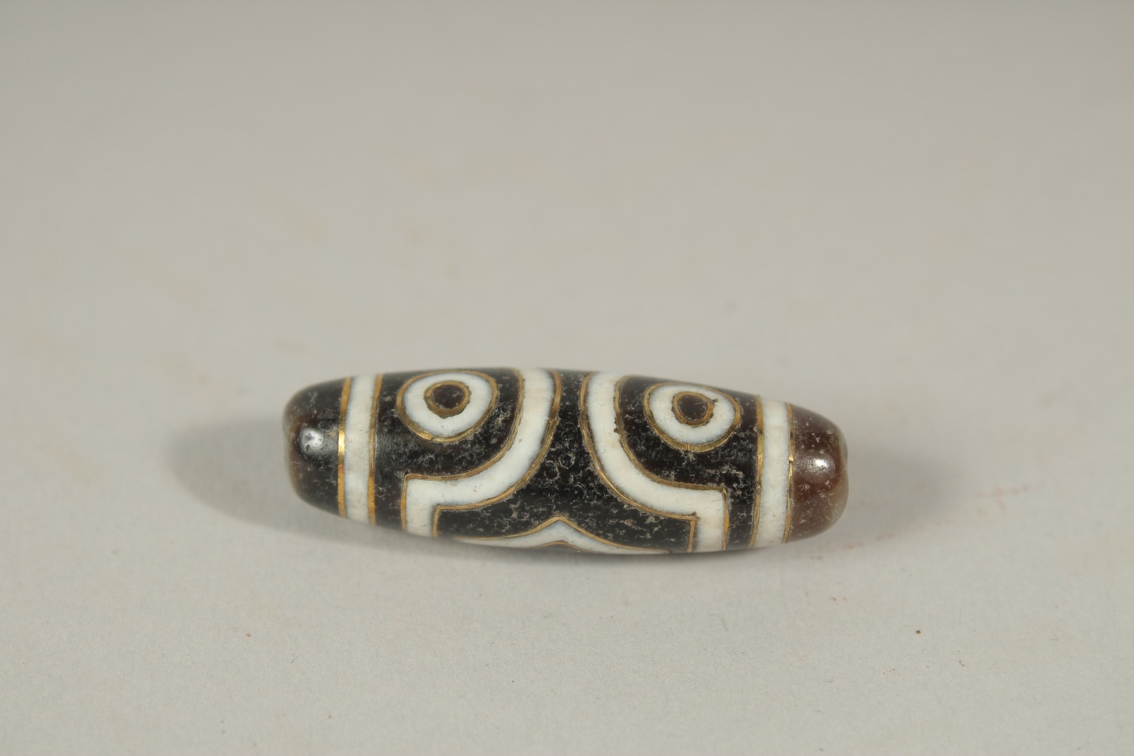 A GOLD INLAID AGATE DZI BEAD. - Image 2 of 2