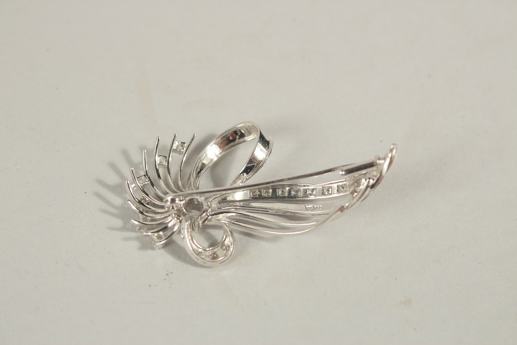 A GOOD 18CT WHITE GOLD DIAMOND SET FLORAL BROOCH. - Image 2 of 2