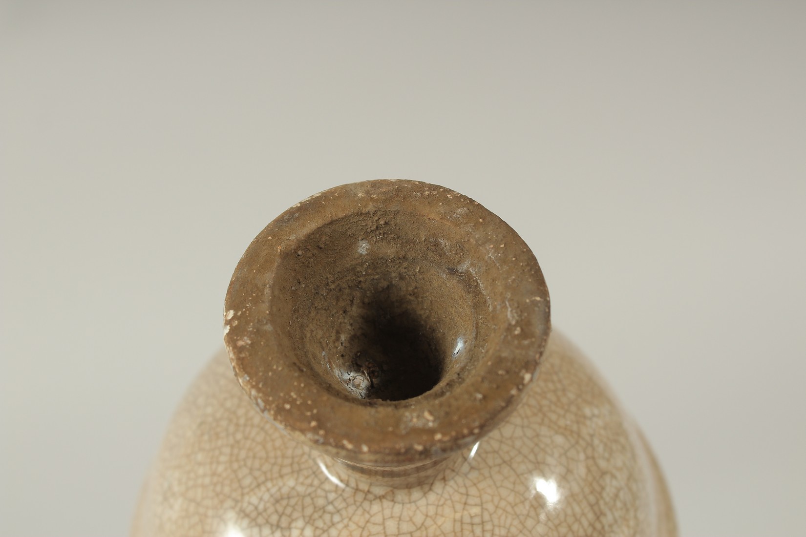 A CHINESE BROWN CRACKLE GLASS STEM CUP. - Image 3 of 3