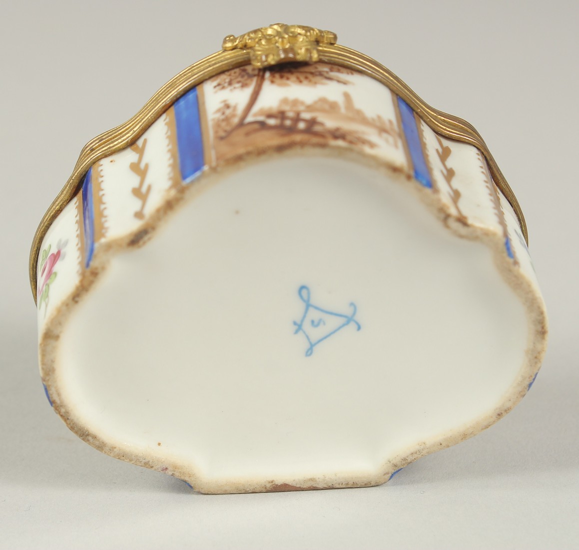 A SMALL SEVRES PORCELAIN PILL BOX AND COVER with blue and white decoration and roses. 3ins wide. - Image 3 of 3