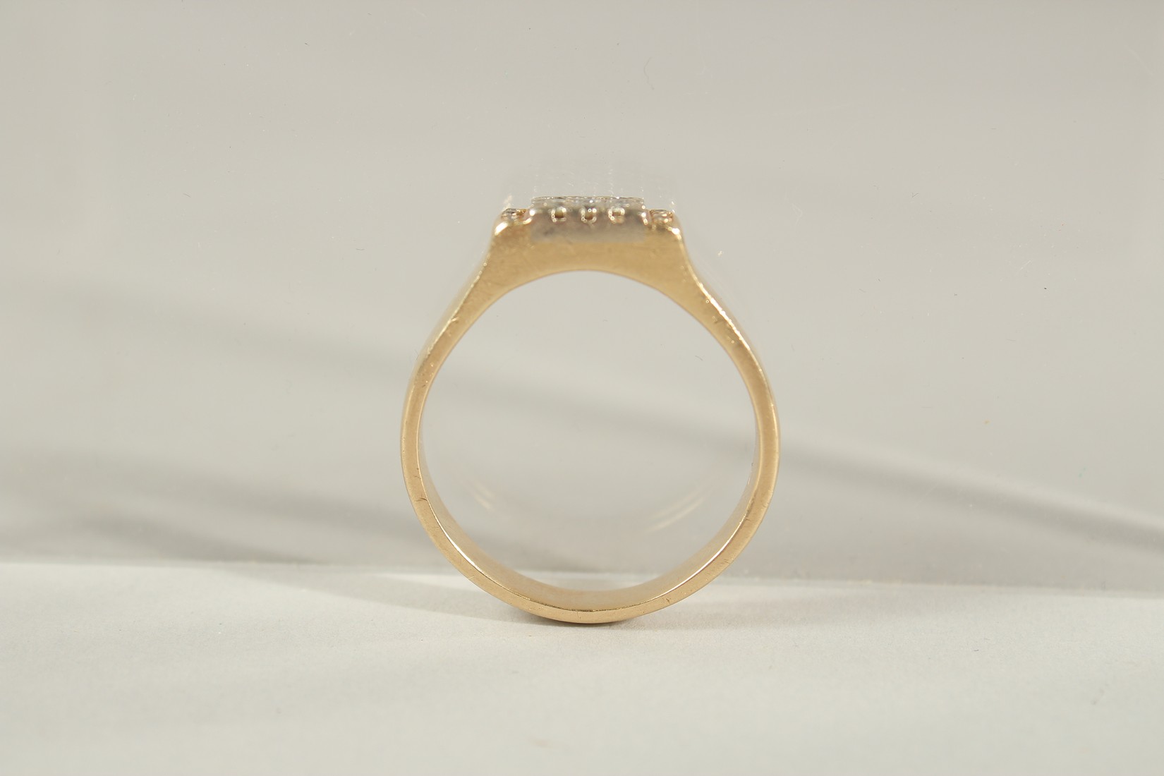 A GENTLEMAN'S 18CT GOLD AND DIAMOND SET RING. - Image 2 of 3