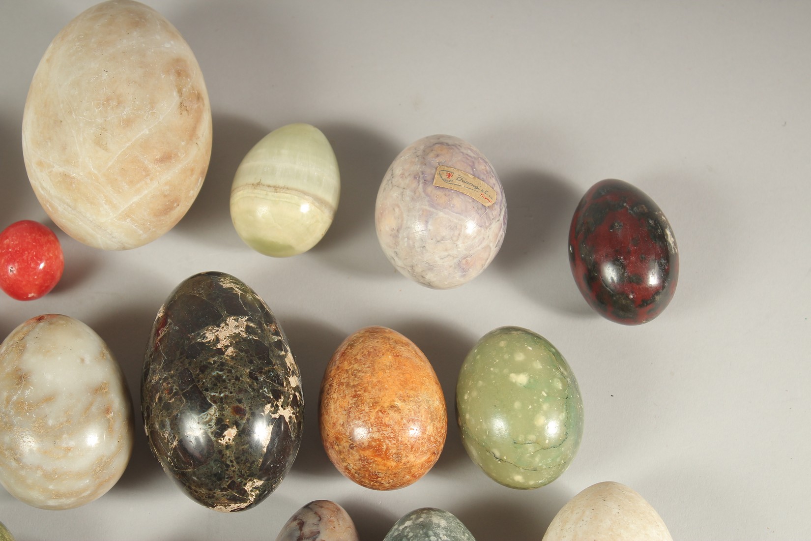 A WOODEN BOX with twenty-eight various mineral eggs. - Image 4 of 6