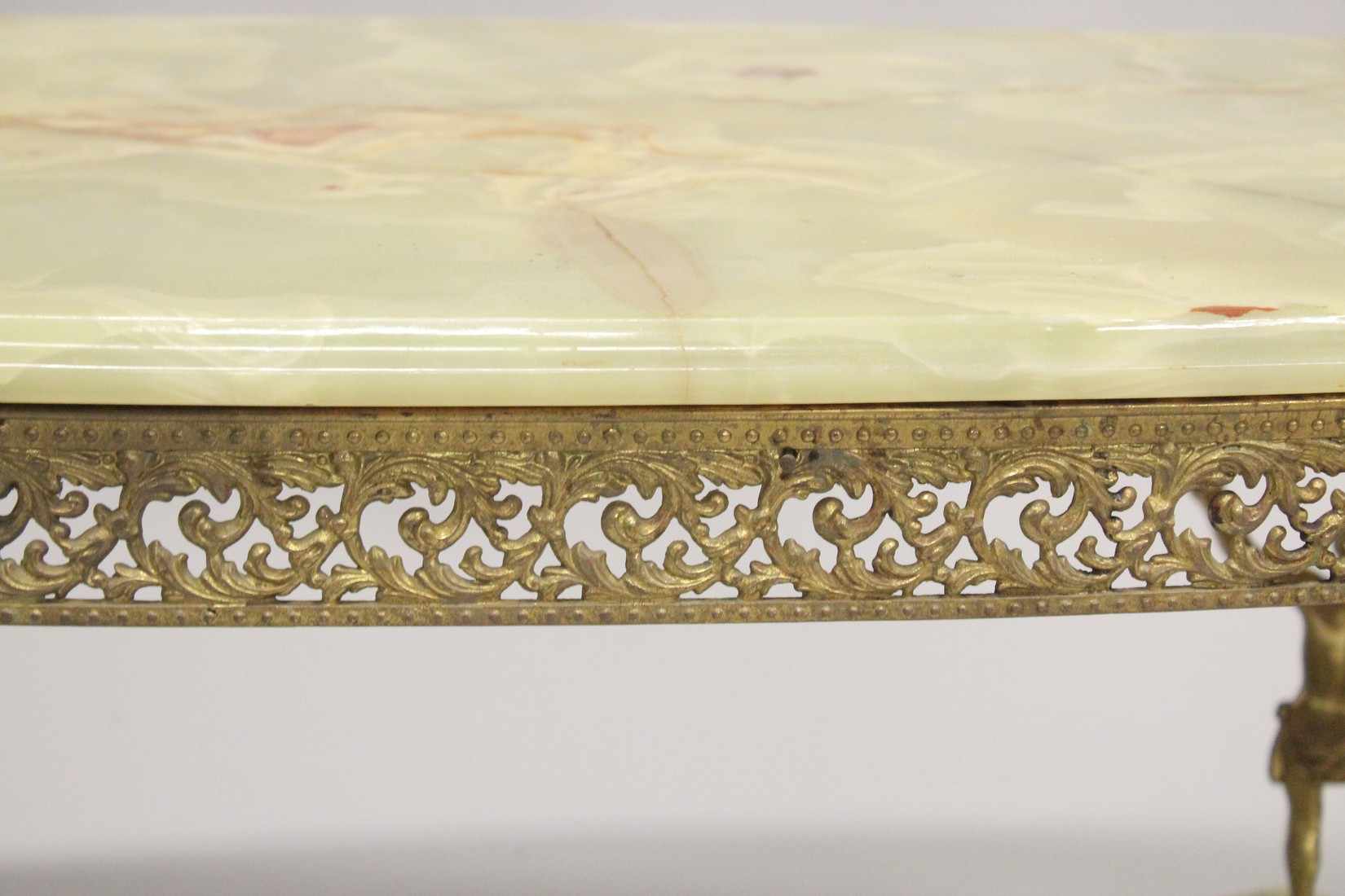 A GOOD ONYX AND GILT METAL OVAL COFFEE TABLE with classical supports and under tier. 4ft long x - Bild 3 aus 4