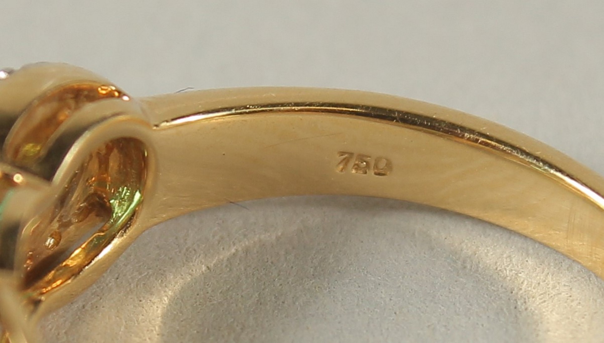 AN 18CT YELLOW GOLD FIVE STONE EMERALD AND DIAMOND HALF HOOP RING. - Image 5 of 7