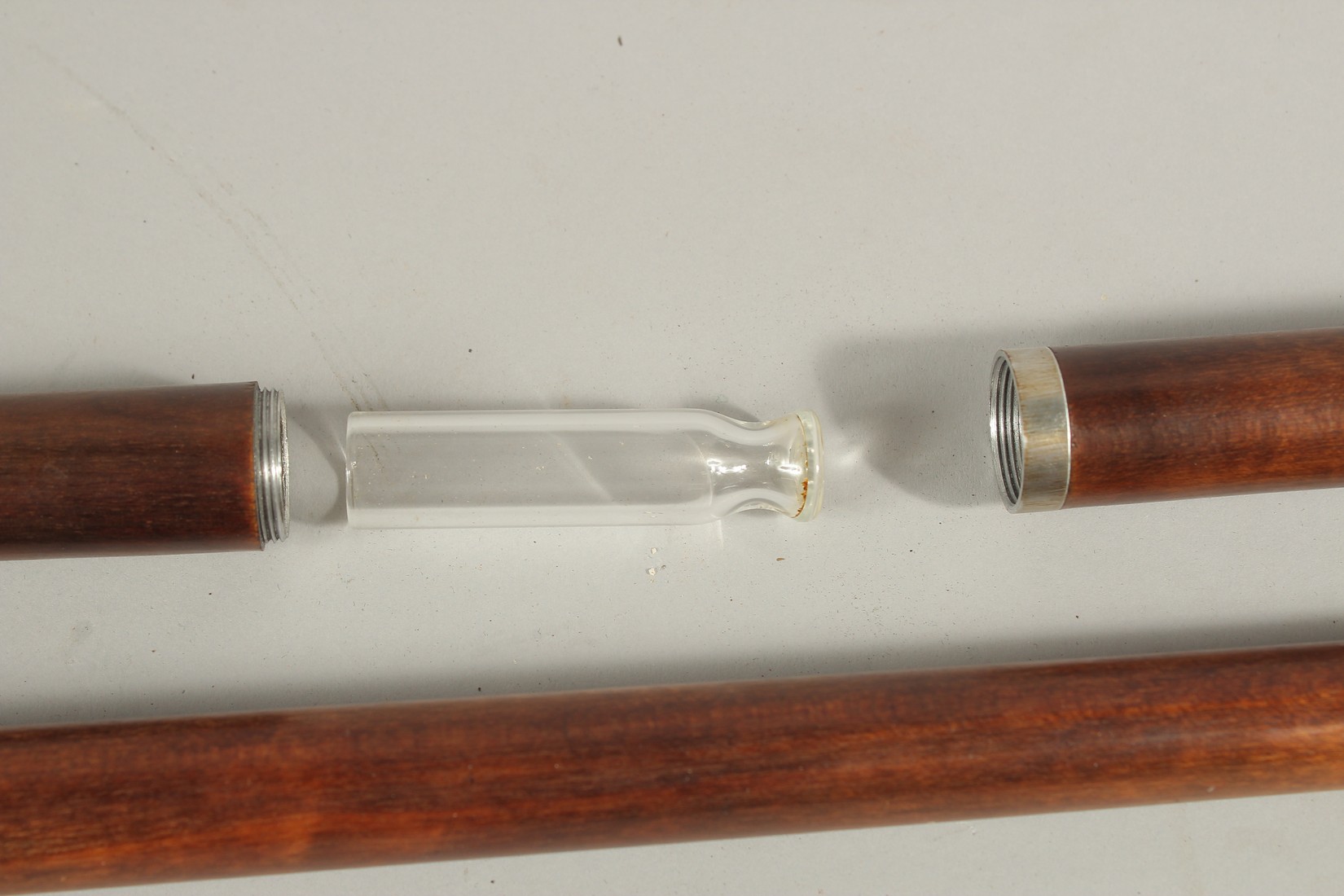 A RARE 19TH CENTURY WALKING STICK with metal top and two screw off sections revealing a long glass - Bild 4 aus 7