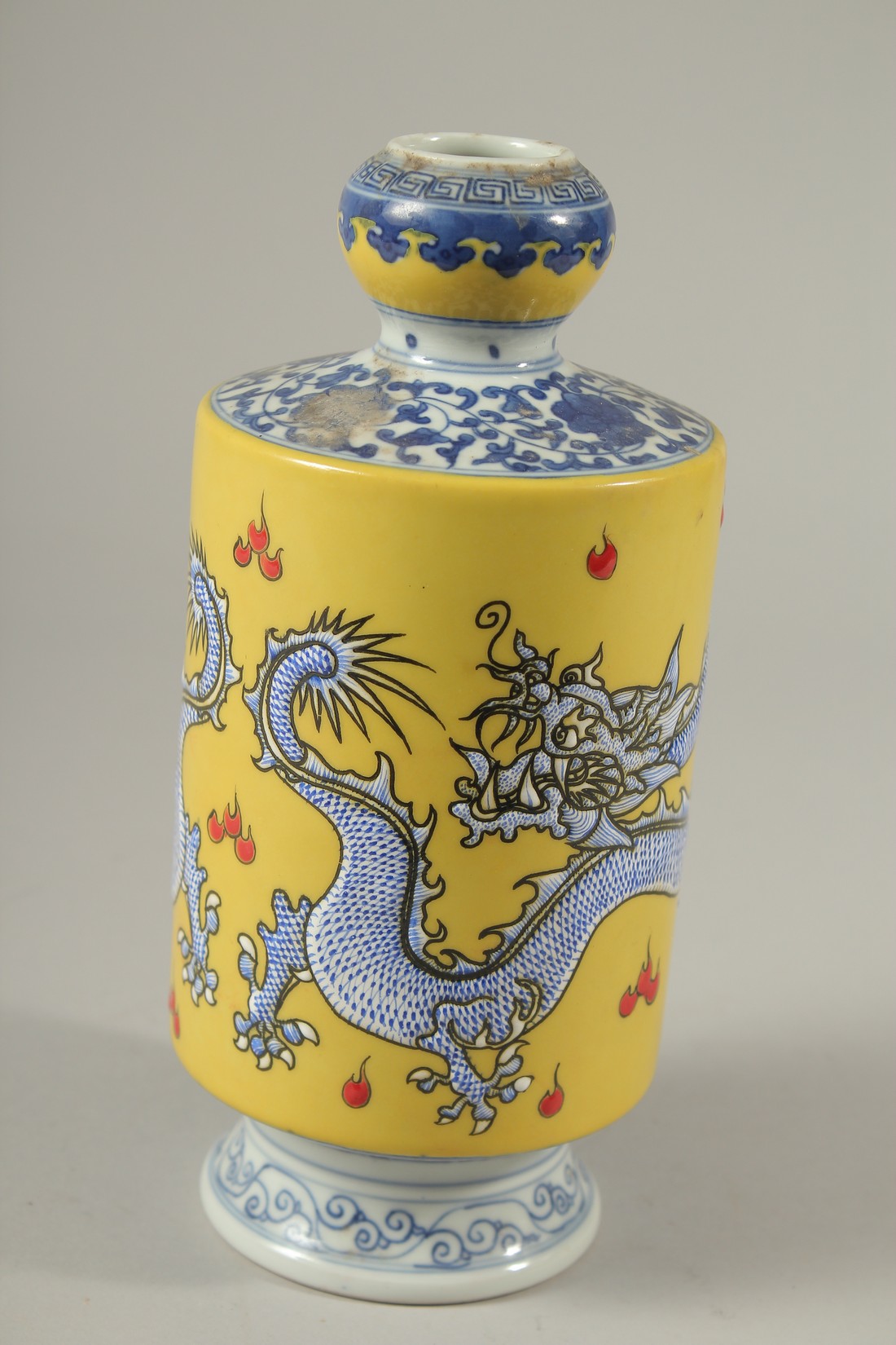 A CHINESE PORCELAIN YELLOW GROUND VASE decorated with dragons. 21cms high. - Image 3 of 4