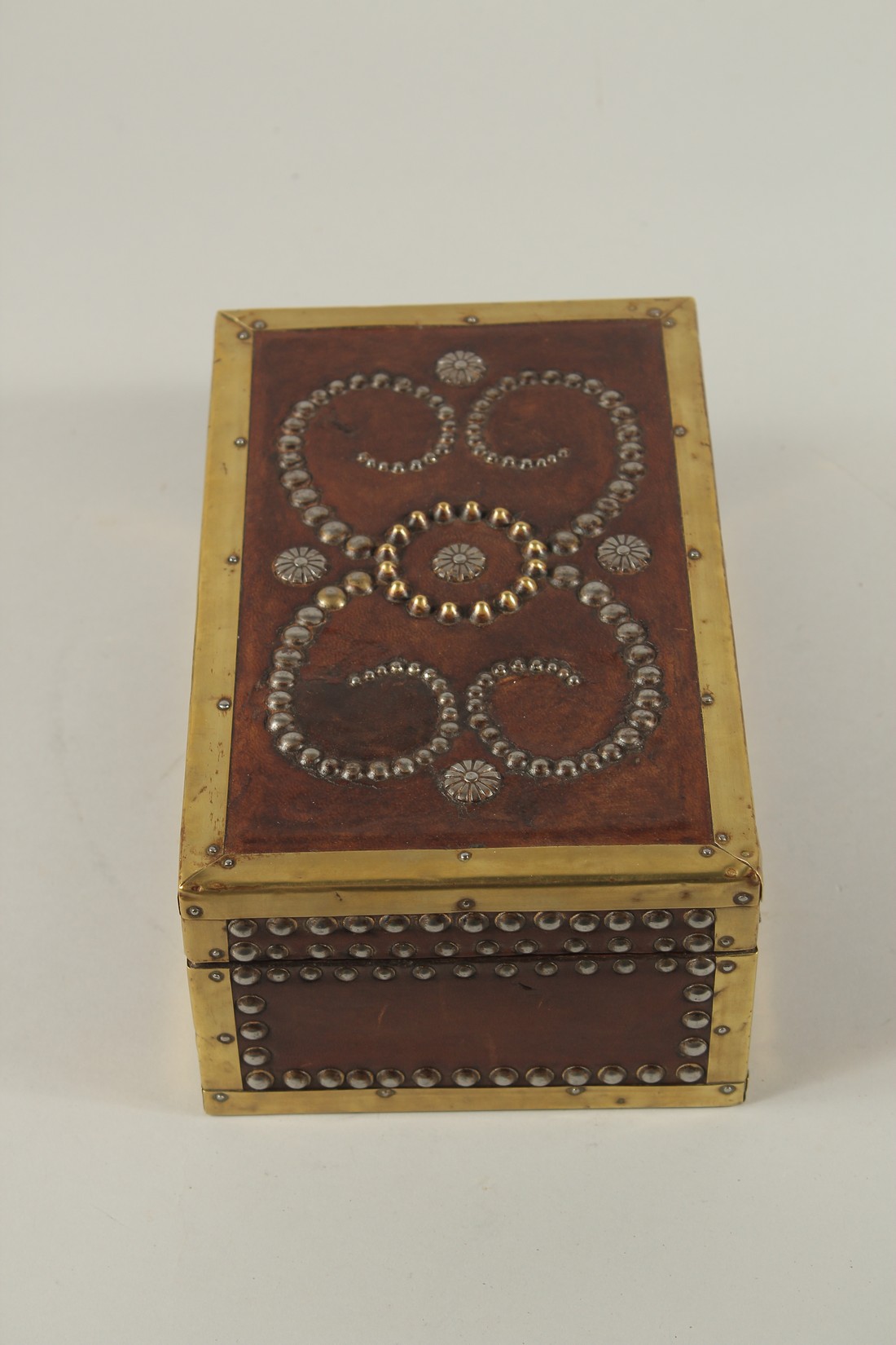 A BRASS BANDED AND STUDDED LEATHER BOX. 10ins long x 4ins high x 6ins deep. - Image 5 of 5