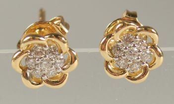 A PAIR OF 18CT YELLOW GOLD DIAMOND FLOWER STUD EARRINGS.