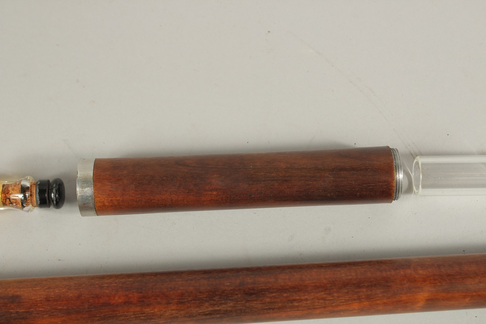 A RARE 19TH CENTURY WALKING STICK with metal top and two screw off sections revealing a long glass - Bild 5 aus 7