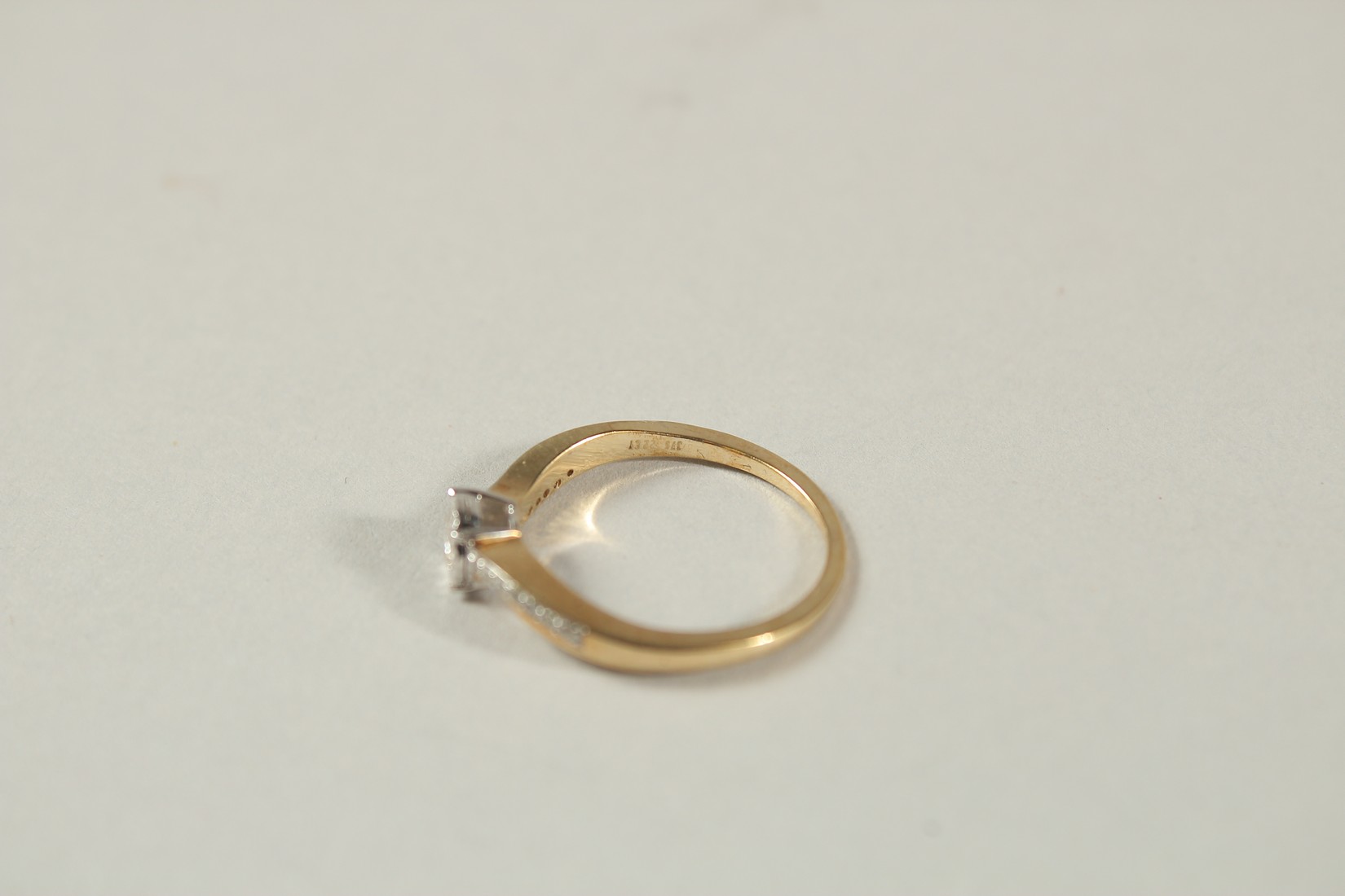 A 9CT YELLOW GOLD SOLITAIRE-STYLE RING SET WITH 0.22 RBC DIAMONDS IN TOTAL, in a twist-style - Image 4 of 5