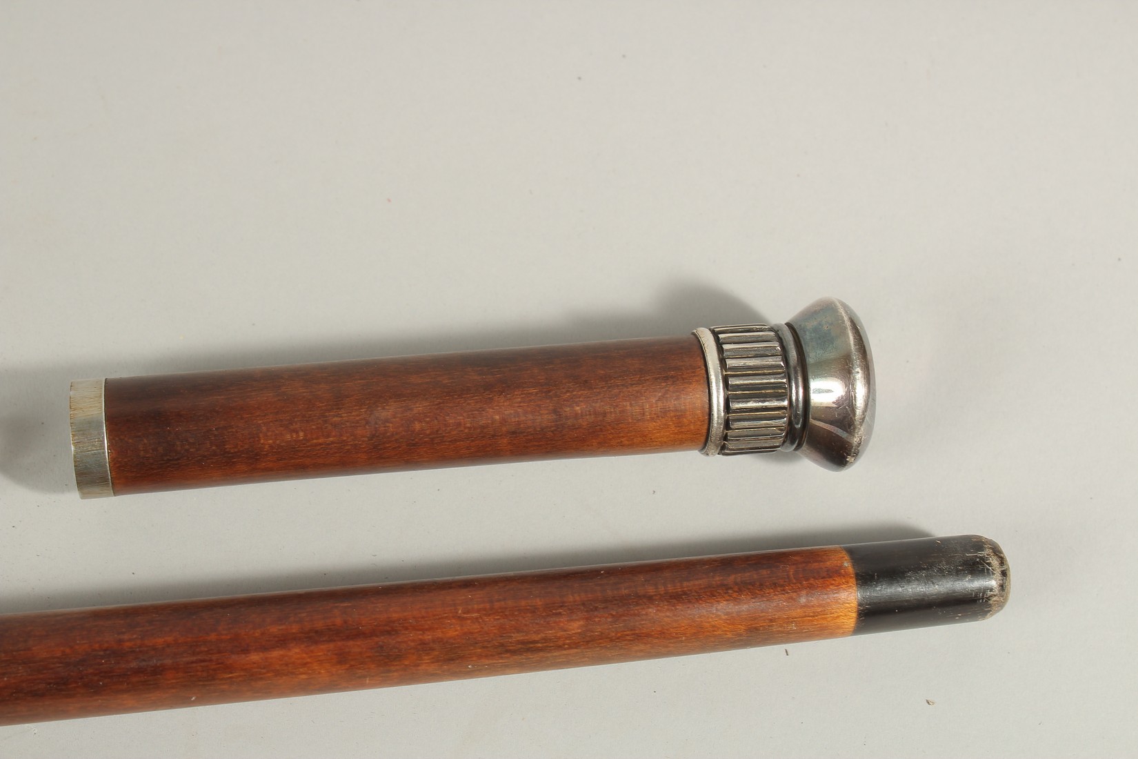 A RARE 19TH CENTURY WALKING STICK with metal top and two screw off sections revealing a long glass - Bild 3 aus 7