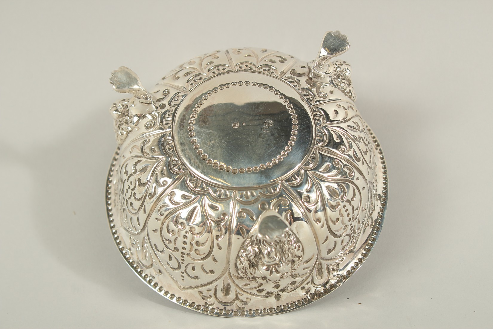 A VICTORIAN CIRCULAR SUGAR BOWL with repousse decoration. 5ins diameter. London 1891. - Image 4 of 4