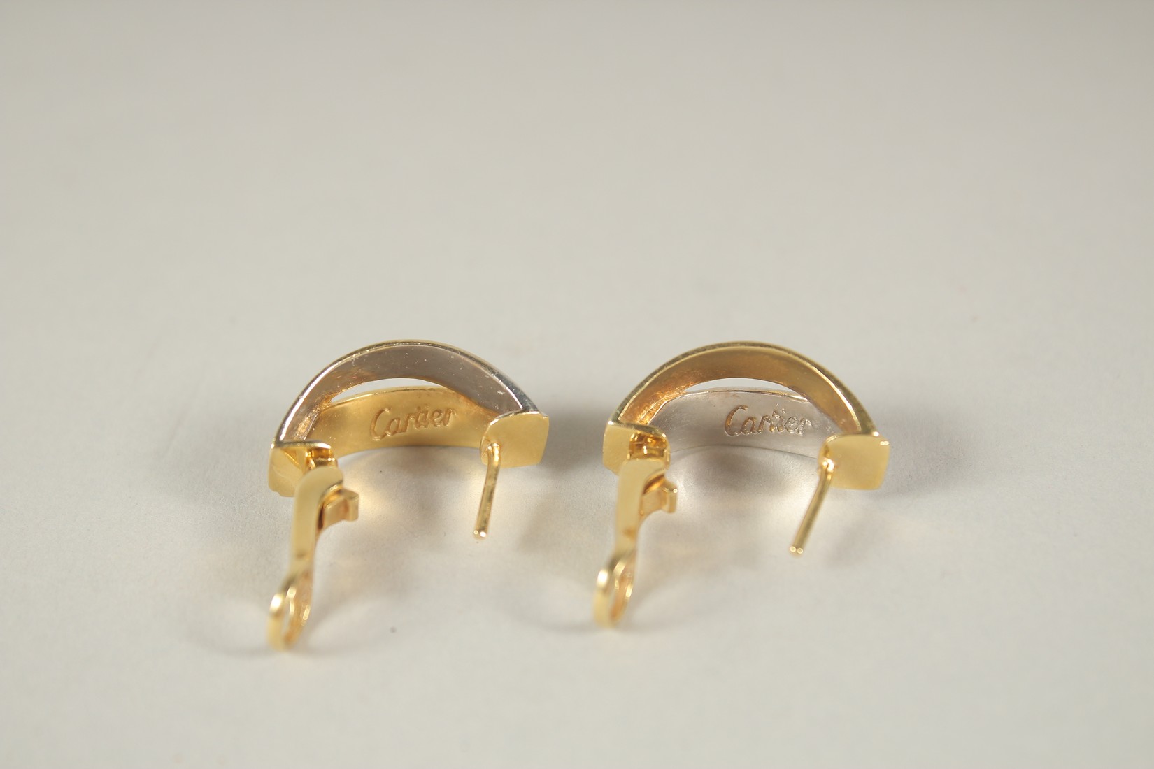 A CARTIER 18CT GOLD RING AND TWO PAIRS OF EARRINGS, in a red pouch. - Image 3 of 7