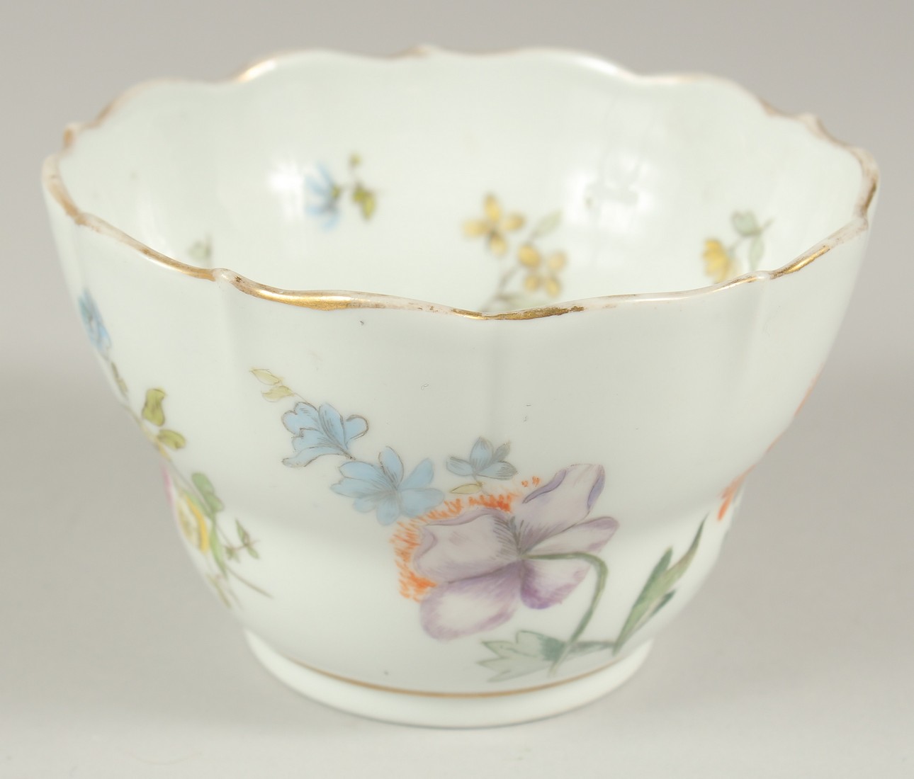 A MEISSEN PORCELAIN CIRCULAR BOWL, white ground and painted with flowers. 4.5ins diameter. Cross - Image 3 of 5